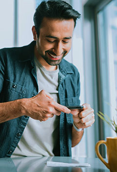 Man using a smartphone to make a remote deposit